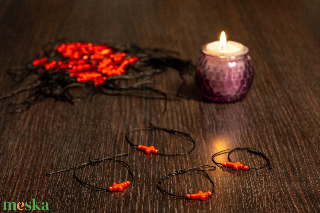 Minimalista fekete fonál karkötő piros kereszttel � Állítható csúszócsomós ékszer - ékszer - karkötő - gyöngyös karkötő - Meska.hu