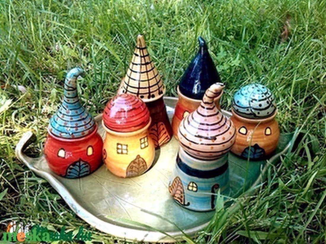 Meseváros fűszertartó készlet félporcelánból - 5 darabos SZETTBEN - otthon & életmód - konyhafelszerelés, tálalás - konyhai tárolás - fűszertartó - Meska.hu