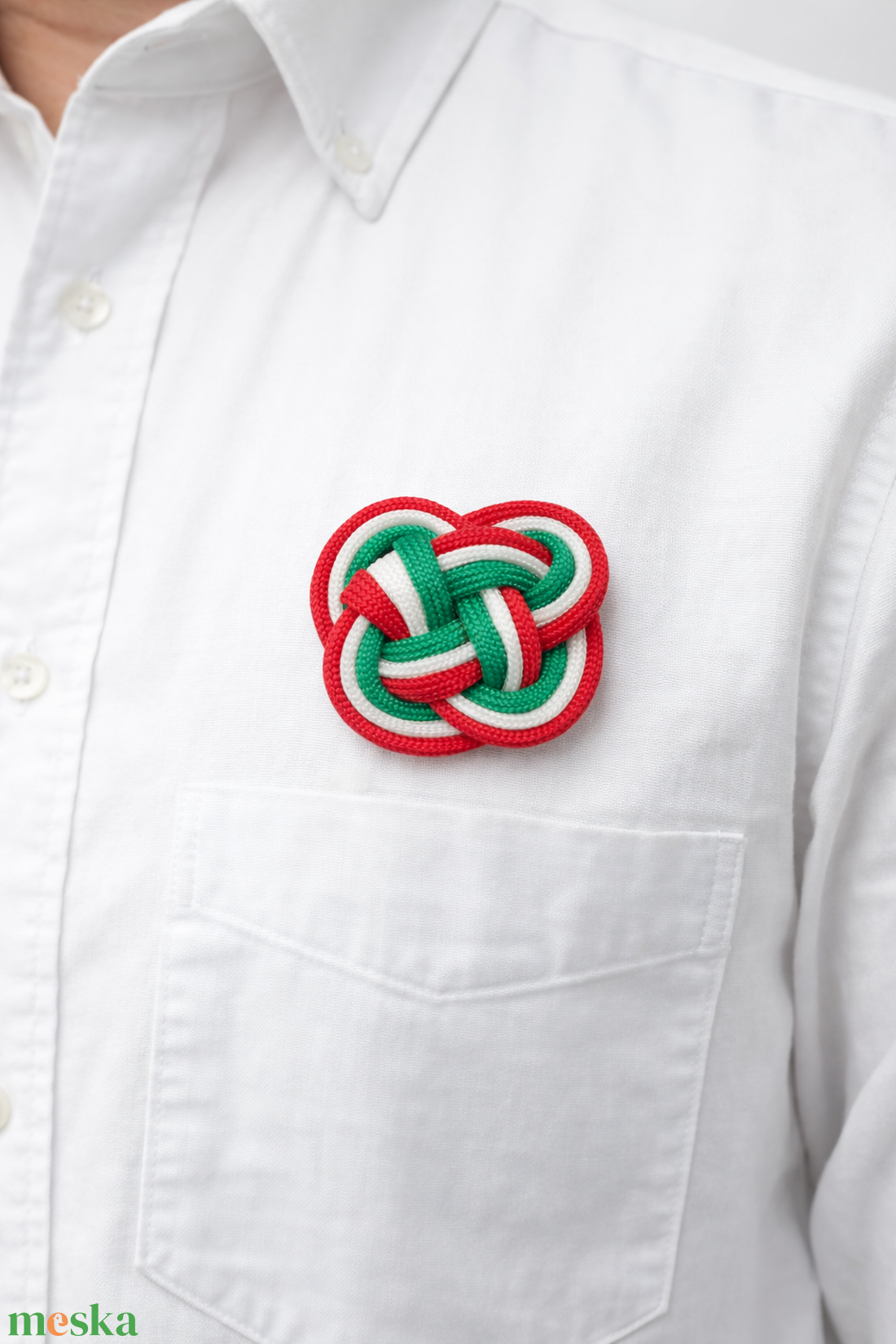 Magyar színekben készült kézműves paracord kitűző - ékszer - kitűző és bross - Meska.hu