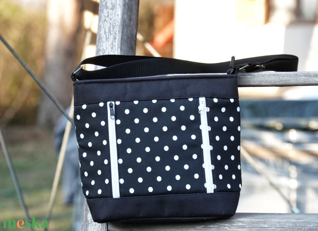 Pöttyös válltáska - táska & tok - kézitáska & válltáska - vállon átvethető táska - Meska.hu