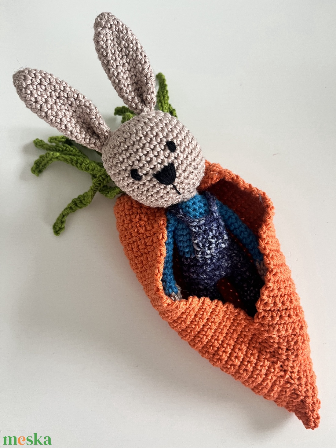 Horgolt nyuszi répa hálózsákban - játék & sport - plüssállat & játékfigura - nyuszi - Meska.hu