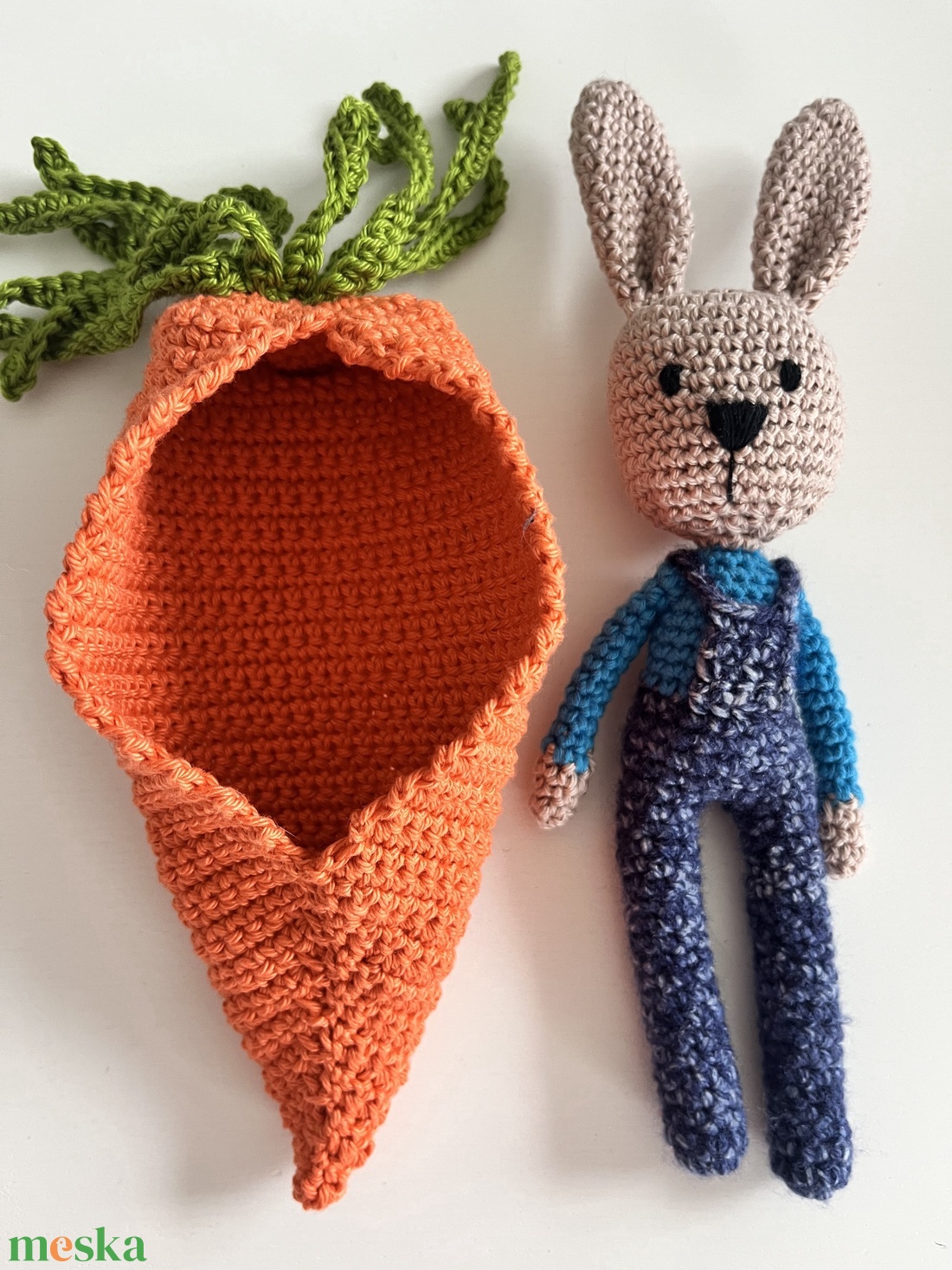 Horgolt nyuszi répa hálózsákban - játék & sport - plüssállat & játékfigura - nyuszi - Meska.hu
