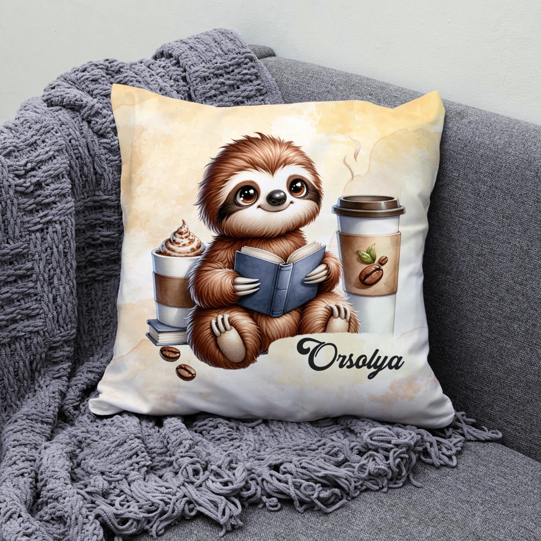 Névvel kérhető - Kávés lajhár és egy jó regény mintás párna - otthon & életmód - lakástextil - párna & párnahuzat - díszpárna (belsővel együtt) - Meska.hu