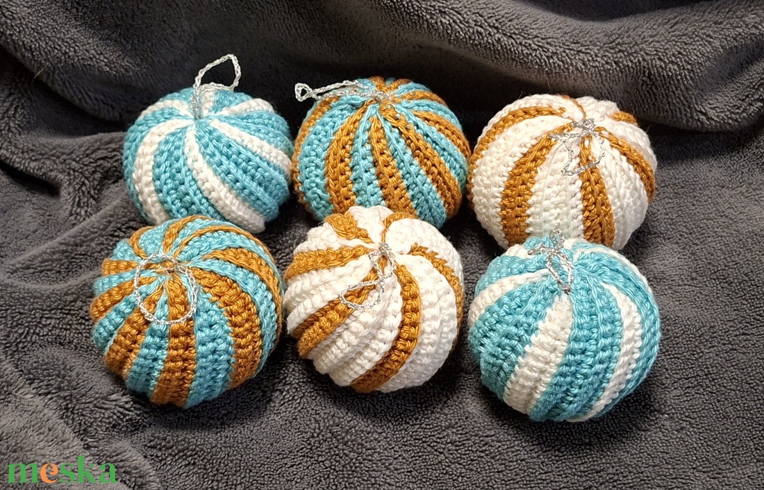Horgolt karácsonyi gömbök - karácsony - karácsonyi lakásdekoráció - karácsonyfa szoknya, karácsonyfa alátét - Meska.hu