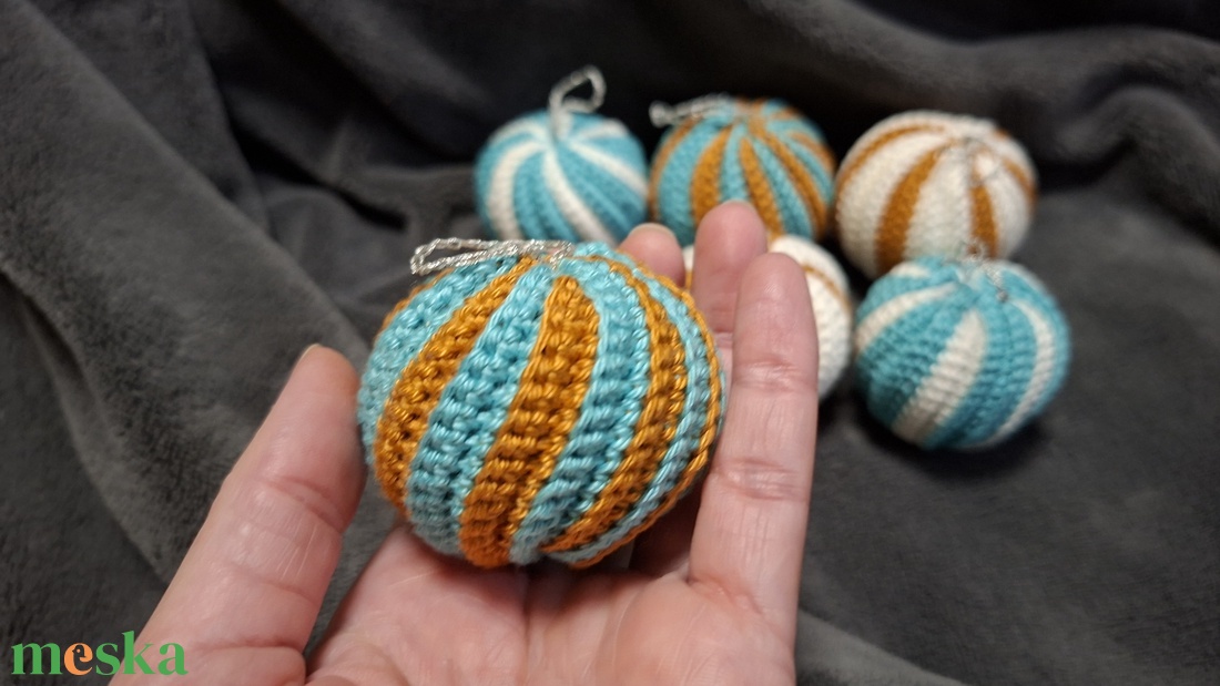 Horgolt karácsonyi gömbök - karácsony - karácsonyi lakásdekoráció - karácsonyfa szoknya, karácsonyfa alátét - Meska.hu