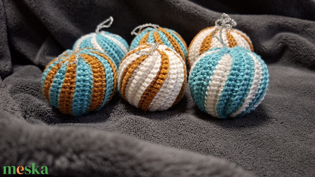 Horgolt karácsonyi gömbök - karácsony - karácsonyi lakásdekoráció - karácsonyfa szoknya, karácsonyfa alátét - Meska.hu