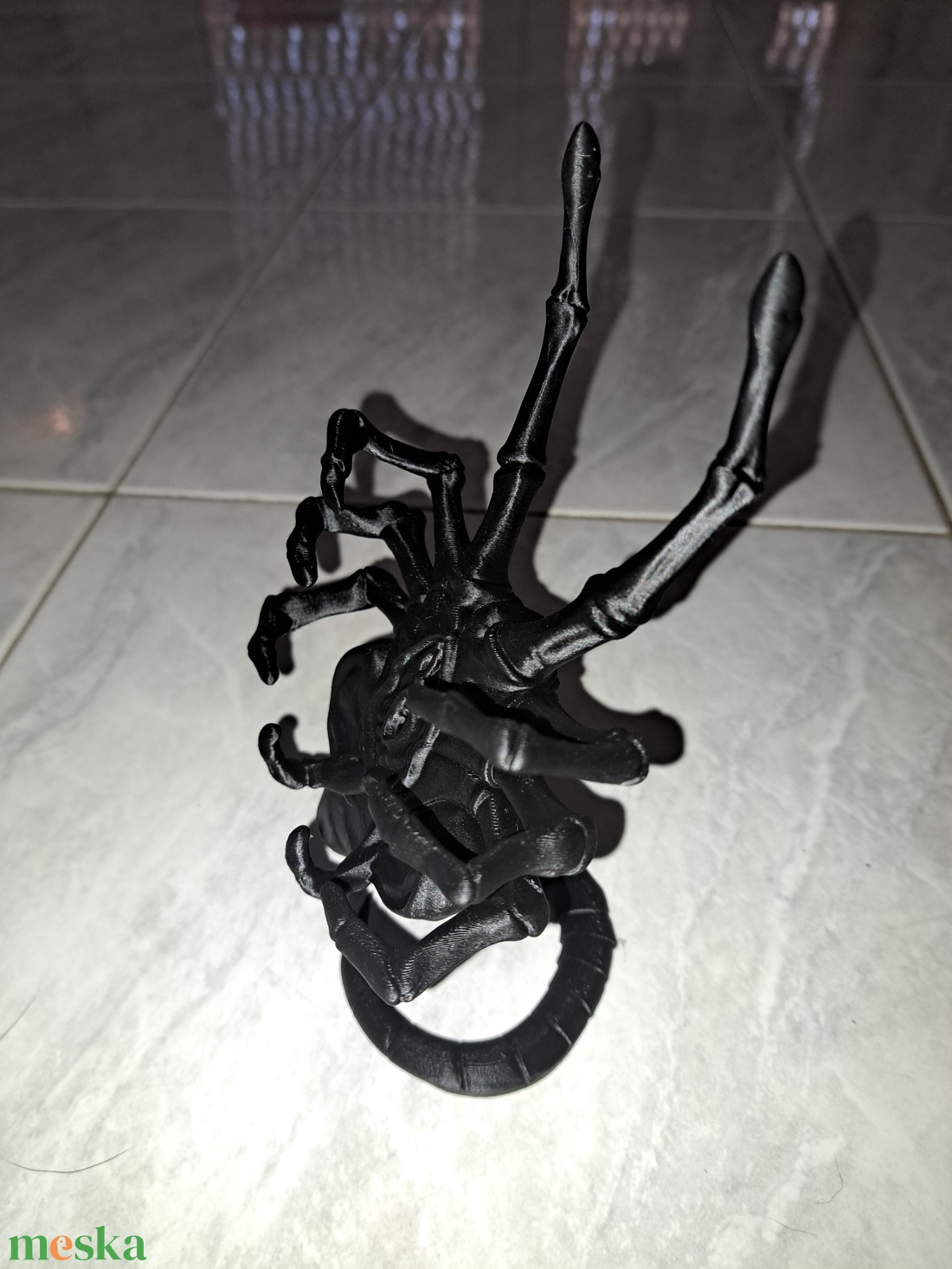 Alien facehugger telefontartó - otthon & életmód - tárolás & rendszerezés - asztali telefontartó - Meska.hu