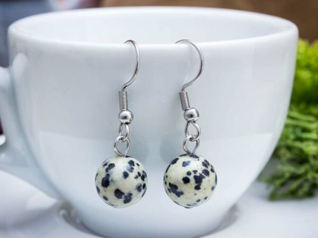 Dalmata jáspis lógós fülbevaló 8mm - ékszer - fülbevaló - lógó fülbevaló - Meska.hu