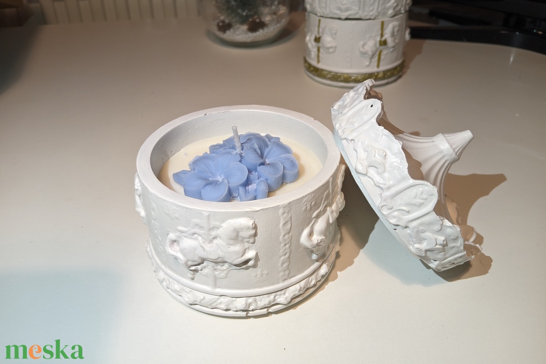 Gipszből készült körhinta illatosított szójaviasszal - karácsony - karácsonyi lakásdekoráció - karácsonyi illatgyertya, mécses - Meska.hu