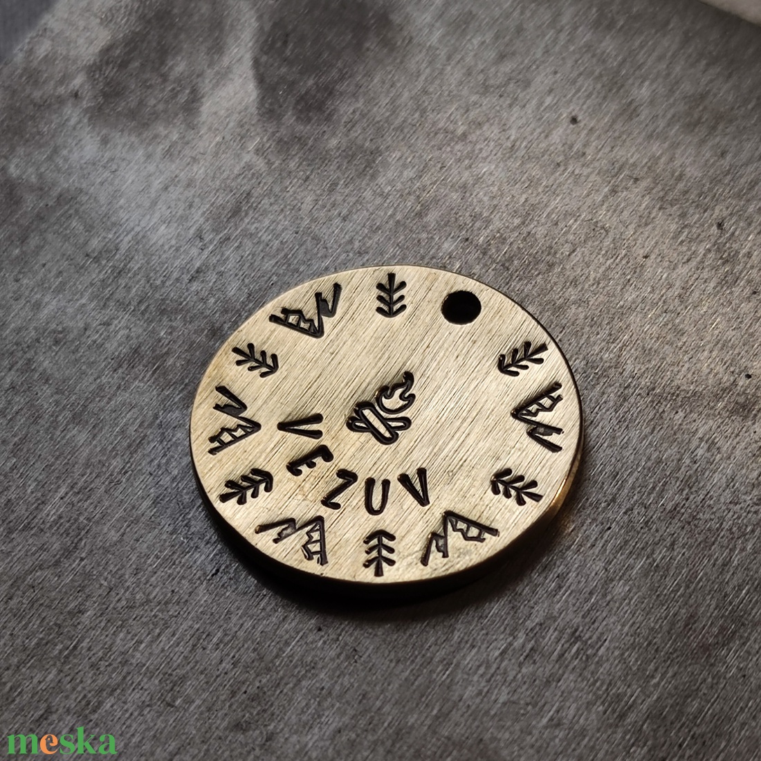 Kézzel készült sárgaréz kutyabiléta  � Vadösvény    (30mm) - otthon & életmód - kisállatoknak - kutyáknak - kutya biléta - Meska.hu