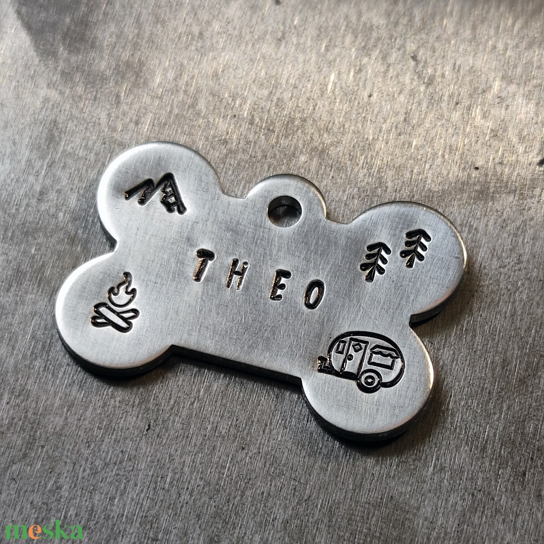 Kézzel kalapált alumínium kutyabiléta � Nomád Csont (38mm x 25mm) - otthon & életmód - kisállatoknak - kutyáknak - kutya biléta - Meska.hu