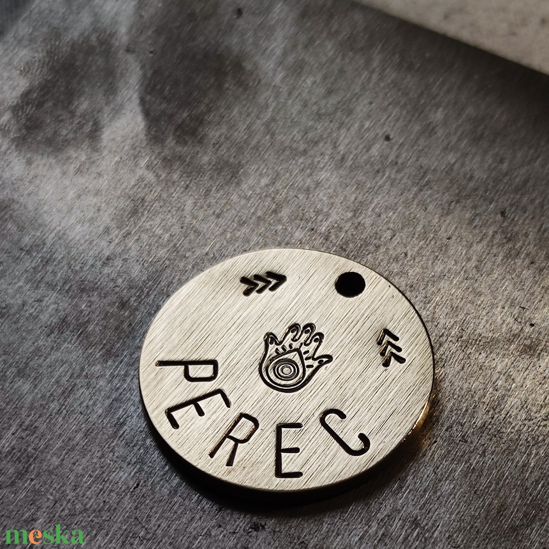 Kézzel kalapált sárgaréz kutyabiléta  �  Hamsa Keze    (30mm) - otthon & életmód - kisállatoknak - kutyáknak - kutya biléta - Meska.hu