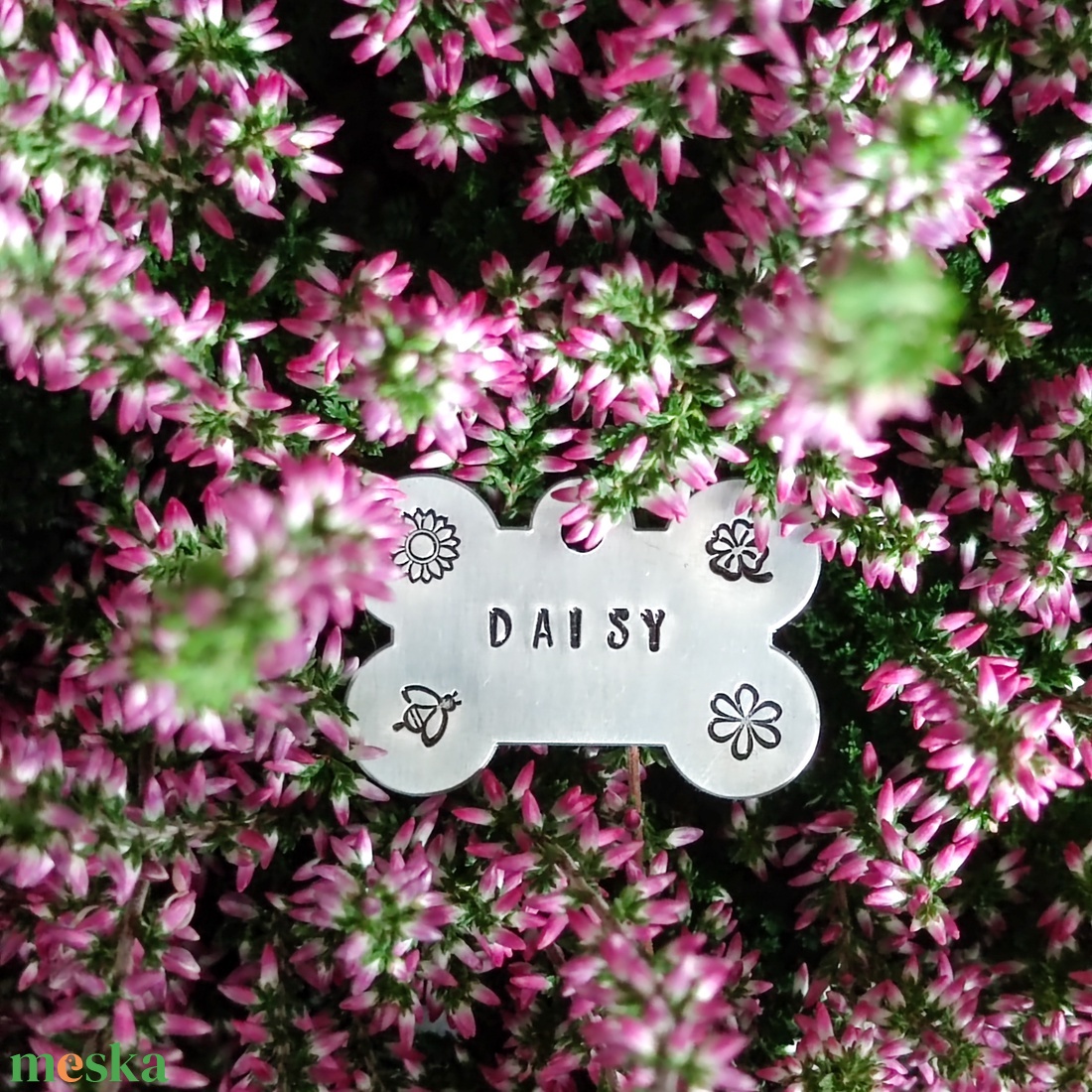 Kézzel kalapált alumínium kutyabiléta � DAISY (38mm x 25mm) - otthon & életmód - kisállatoknak - kutyáknak - kutya biléta - Meska.hu