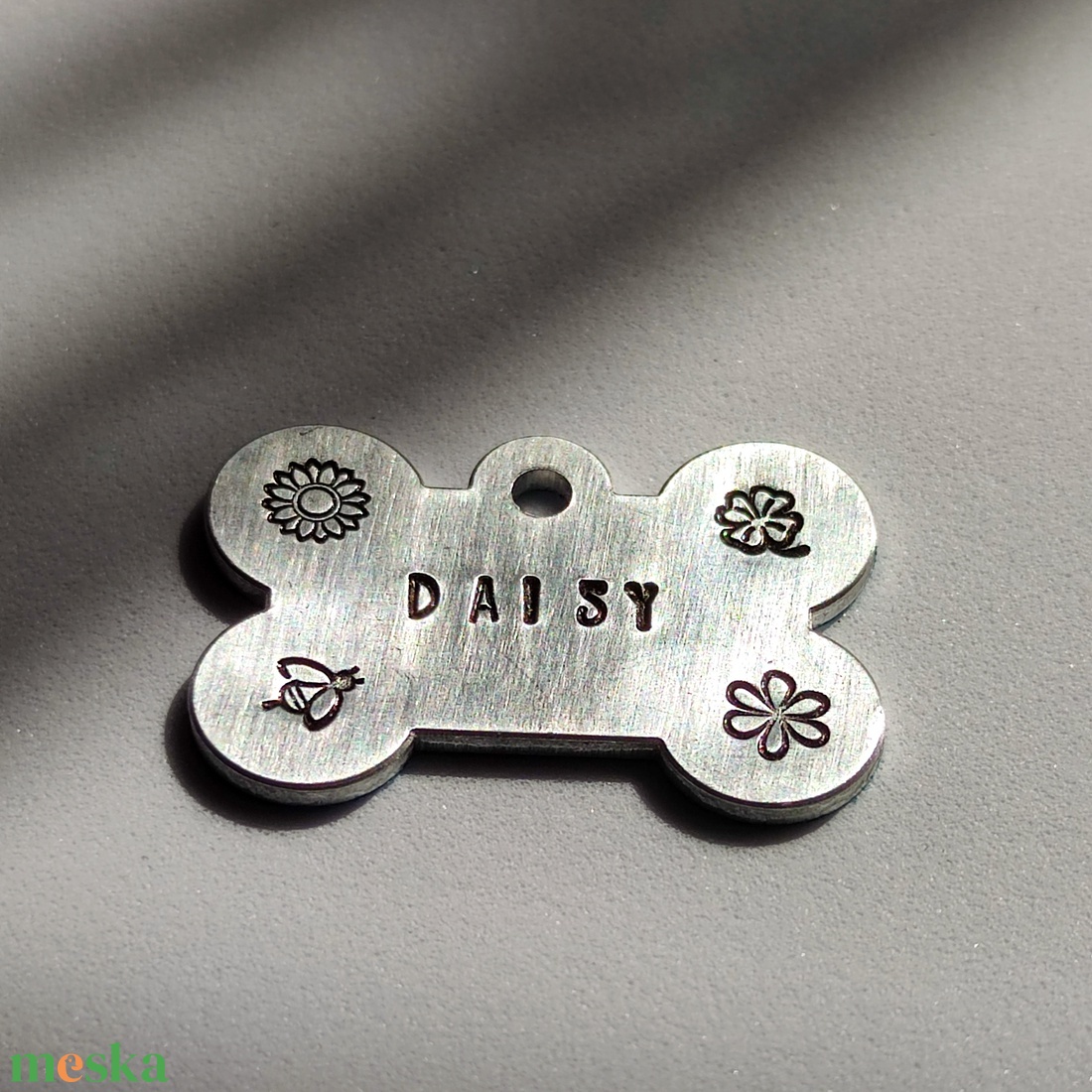 Kézzel kalapált alumínium kutyabiléta � DAISY (38mm x 25mm) - otthon & életmód - kisállatoknak - kutyáknak - kutya biléta - Meska.hu