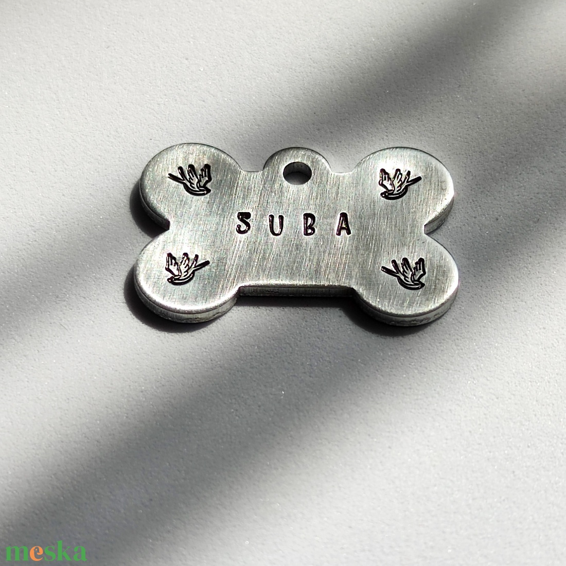Kézzel kalapált alumínium kutyabiléta � SWALLOW (38mm x 25mm) - otthon & életmód - kisállatoknak - kutyáknak - kutya biléta - Meska.hu