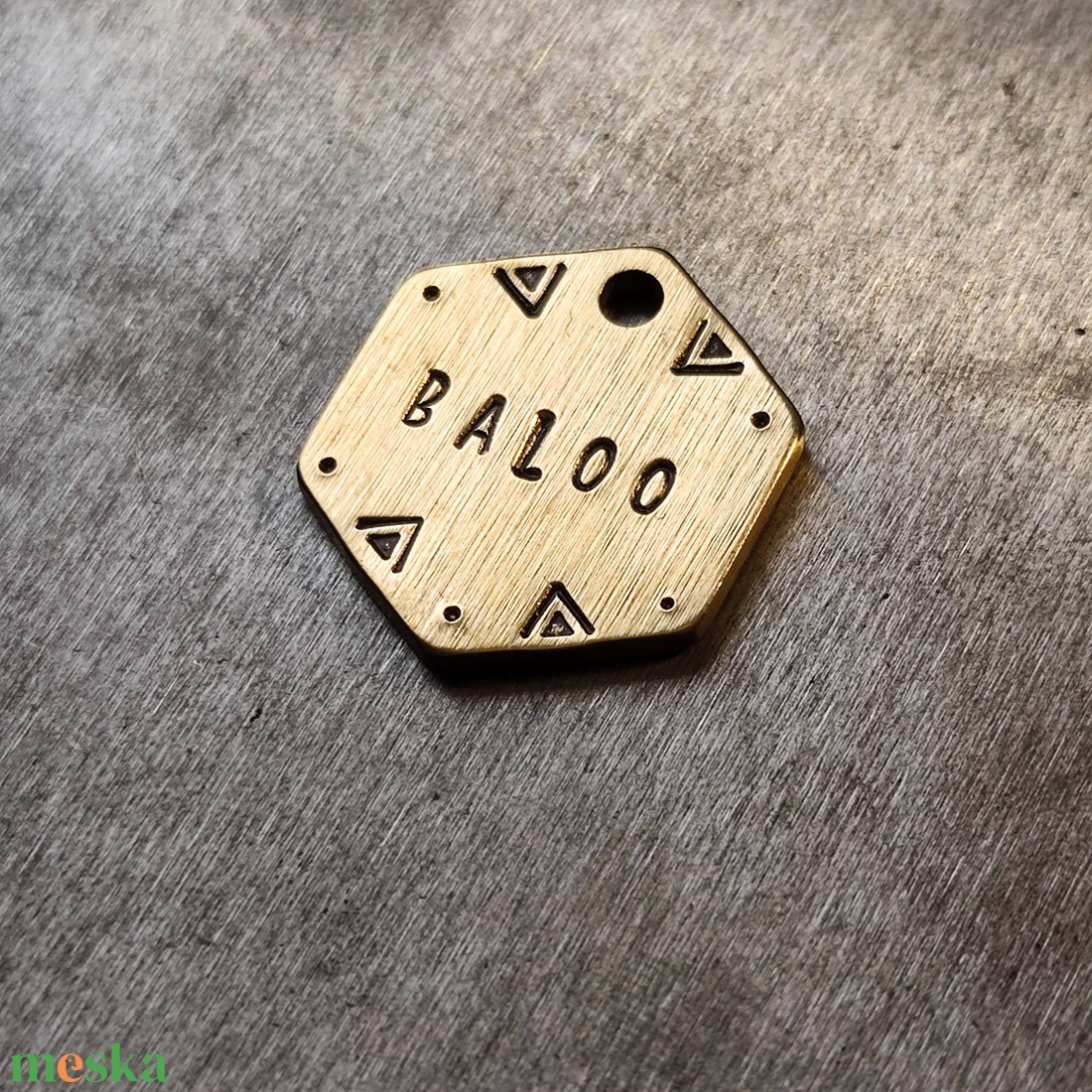 HEX MINI � Kézzel kalapált sárgaréz kutyabiléta (25 � 21 mm) - otthon & életmód - kisállatoknak - kutyáknak - kutya biléta - Meska.hu