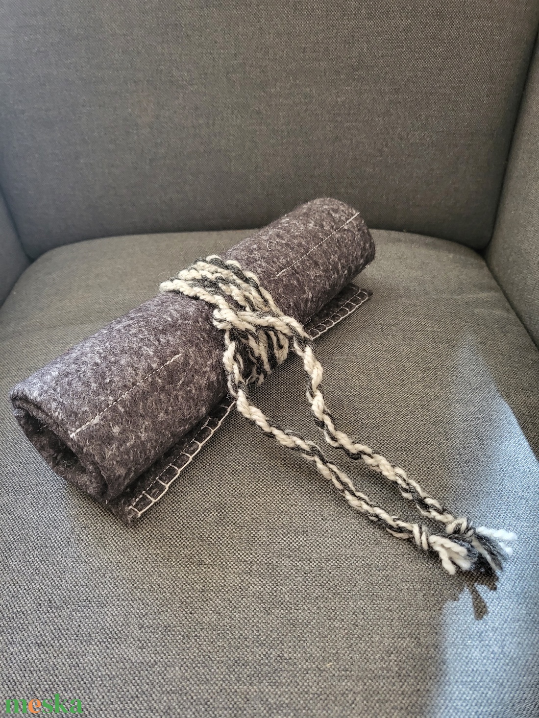 Krétatartó szürke-fehér - otthon & életmód - papír, írószer - tolltartó & ceruzatekercs - Meska.hu