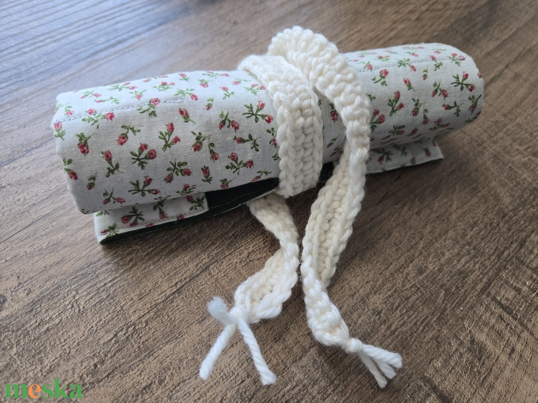 Krétatartó zöld, virágos - otthon & életmód - papír, írószer - tolltartó & ceruzatekercs - Meska.hu