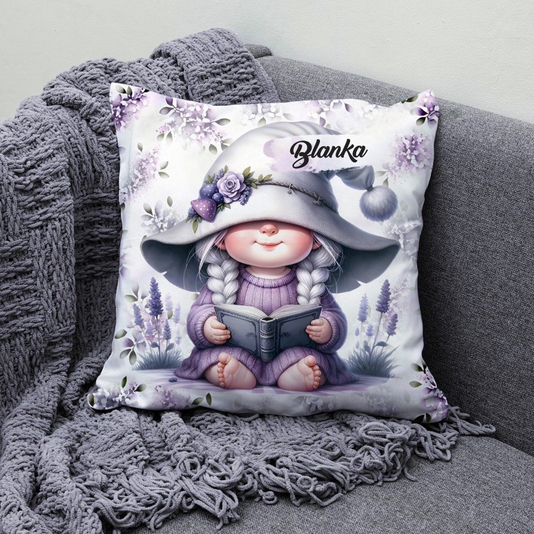 Névvel kérhető - Könyvmoly levendulás manólány mintás párna - otthon & életmód - lakástextil - párna & párnahuzat - díszpárna (belsővel együtt) - Meska.hu