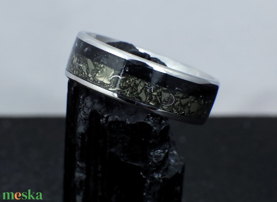 Nemesacél Gyűrű Pirit/Fém Forgács És Obszidián Ásványból. Vízálló, Karcálló, Anti-Allergén, Egyedi Megrendelésre! - ékszer - gyűrű - kerek gyűrű - Meska.hu