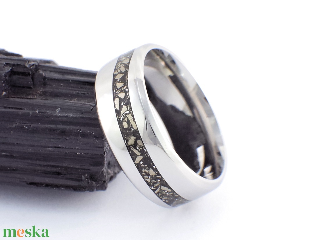 Nemesacél Gyűrű Pirit Ásvánnyal És Fémforgács Darabokkal. Vízálló, Karcálló, Anti-Allergén, Egyedi Megrendelésre! - ékszer - gyűrű - kerek gyűrű - Meska.hu