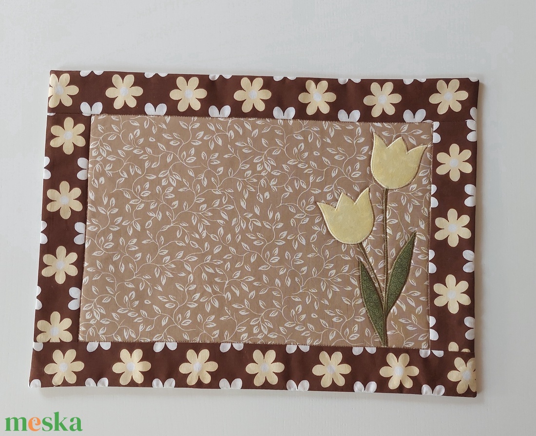 Tányéralátét tulipanokkal - otthon & életmód - dekoráció - ajtó- és ablak dekoráció - ablakdísz - Meska.hu