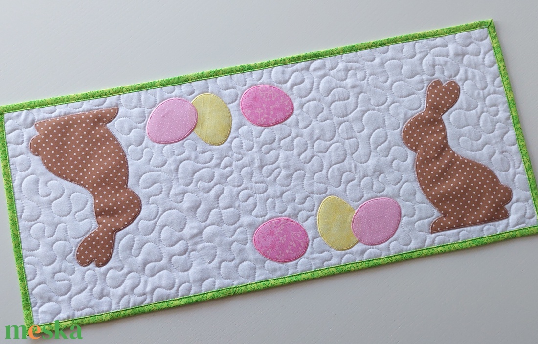 Tavaszi asztali futó rózsaszínű tojásokkal - otthon & életmód - konyhafelszerelés, tálalás - tálalás - terítő - Meska.hu