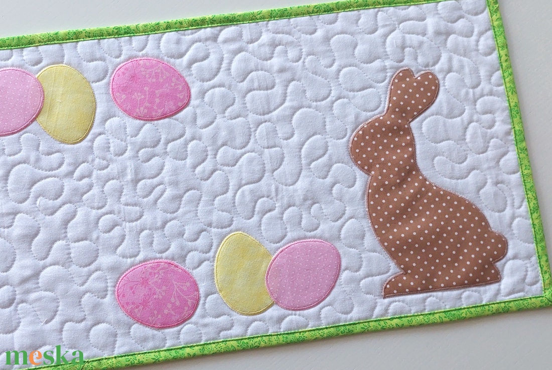 Tavaszi asztali futó rózsaszínű tojásokkal - otthon & életmód - konyhafelszerelés, tálalás - tálalás - terítő - Meska.hu