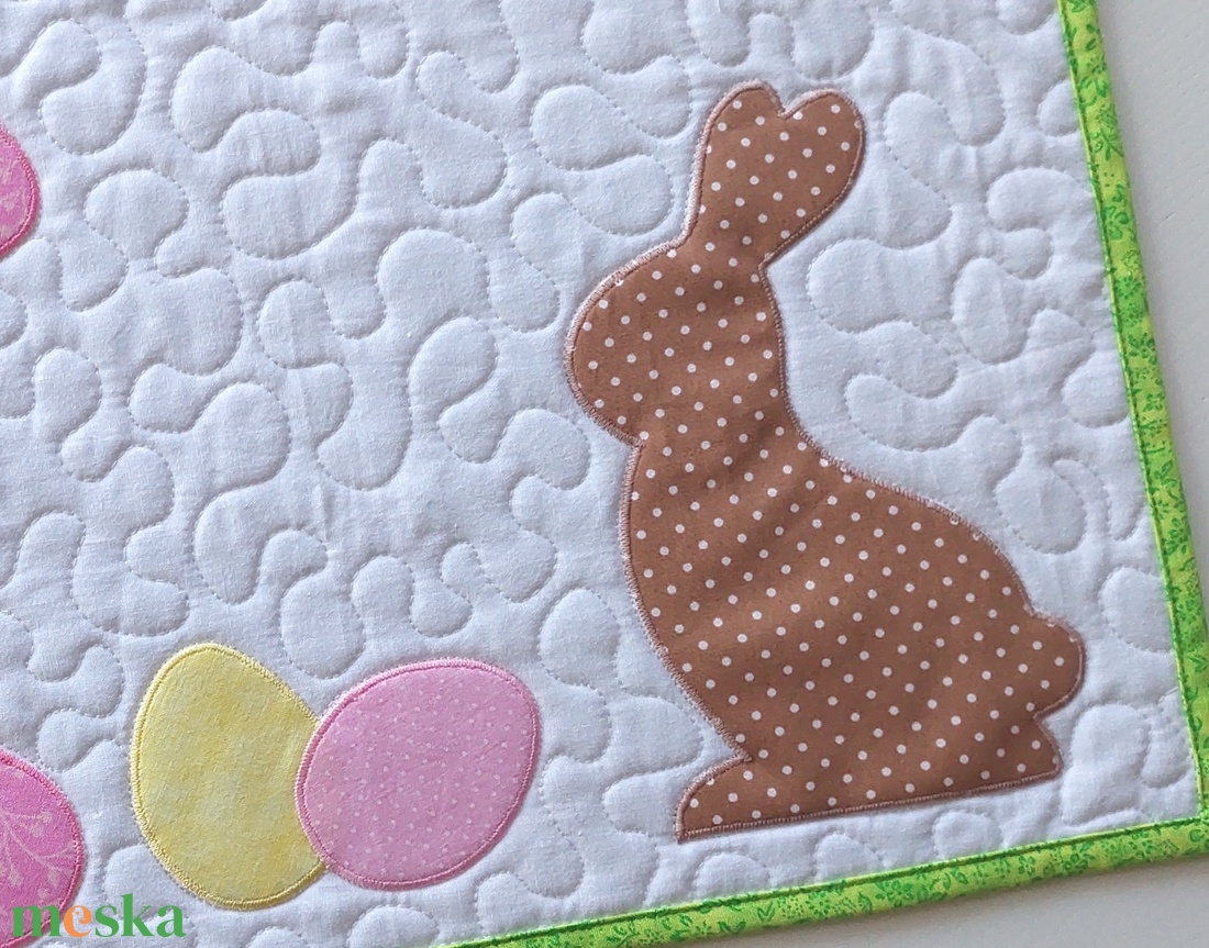 Tavaszi asztali futó rózsaszínű tojásokkal - otthon & életmód - konyhafelszerelés, tálalás - tálalás - terítő - Meska.hu