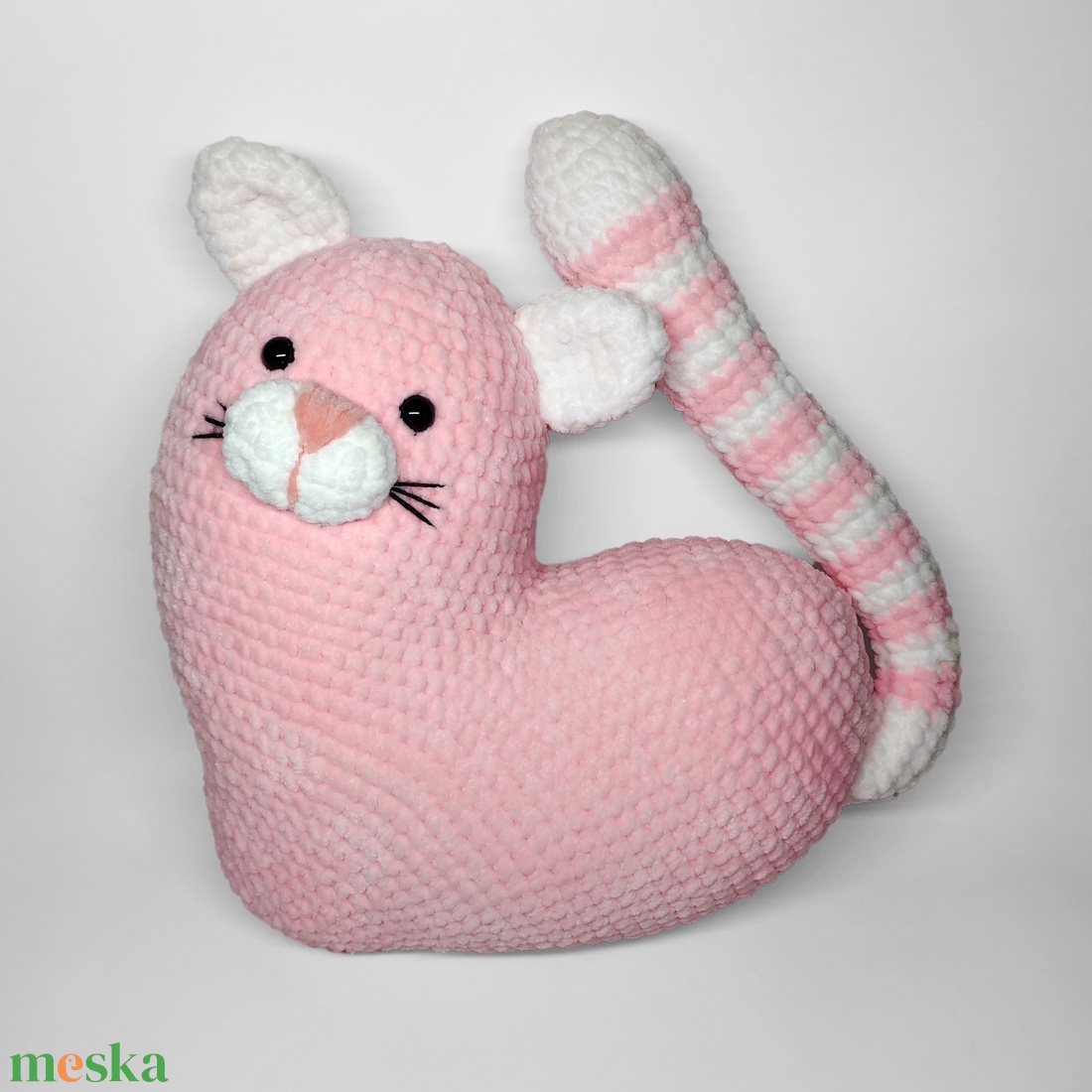 Szívből cica � vagy cicából szív? Plüss horgolt párna. - baba - mama - babaszoba dekoráció - gyerek díszpárna - Meska.hu