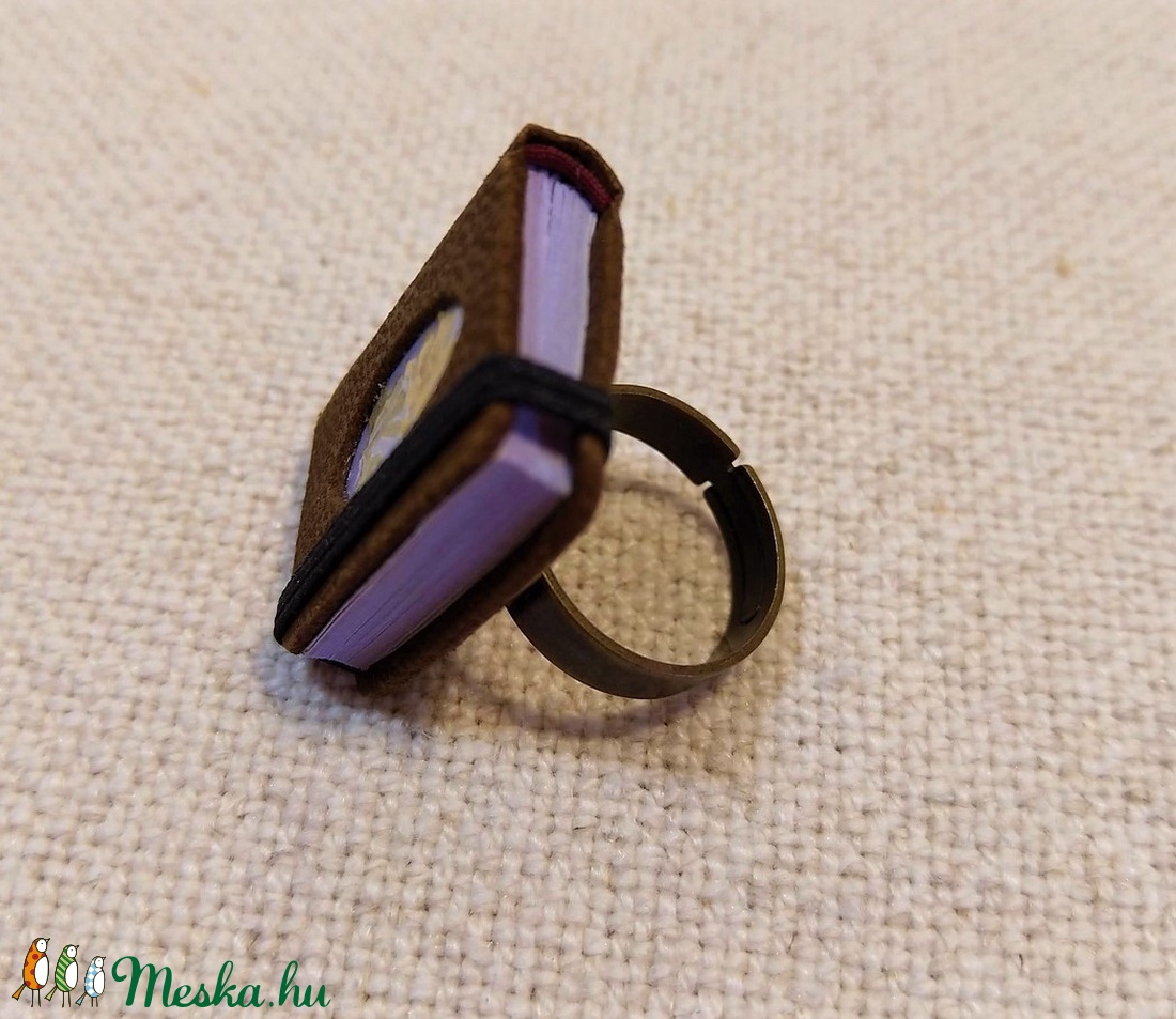 Bőrös könyvgyűrű (6) - ékszer - gyűrű - statement gyűrű - Meska.hu