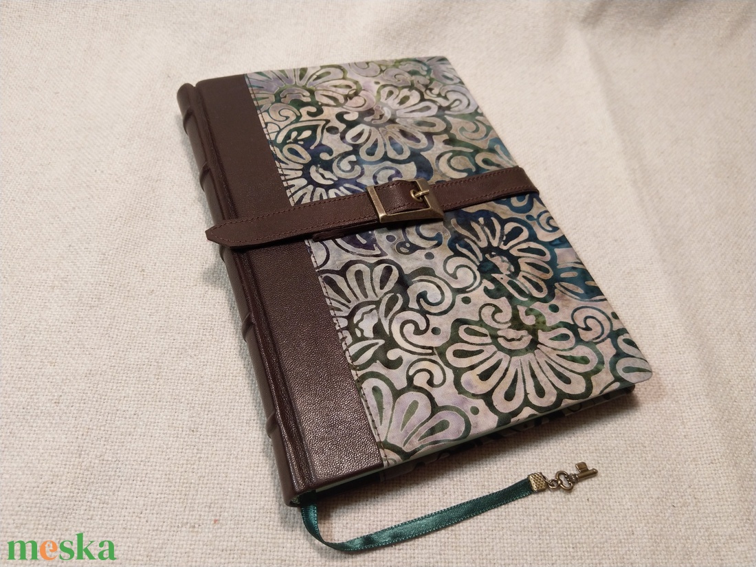 A/5 Zöld, bőr/textil kötésű, csatos, vonalas napló - otthon & életmód - papír, írószer - jegyzetfüzet & napló - Meska.hu