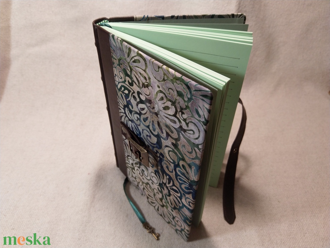 A/5 Zöld, bőr/textil kötésű, csatos, vonalas napló - otthon & életmód - papír, írószer - jegyzetfüzet & napló - Meska.hu