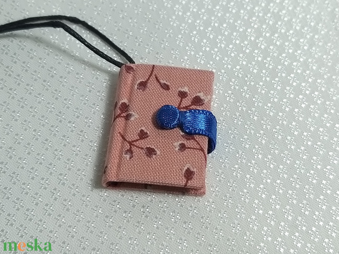 Rózsaszín mini könyvmedál - ékszer - nyaklánc - medál - Meska.hu Rózsaszín mini könyvmedál - ékszer - nyaklánc - medál - Meska.hu