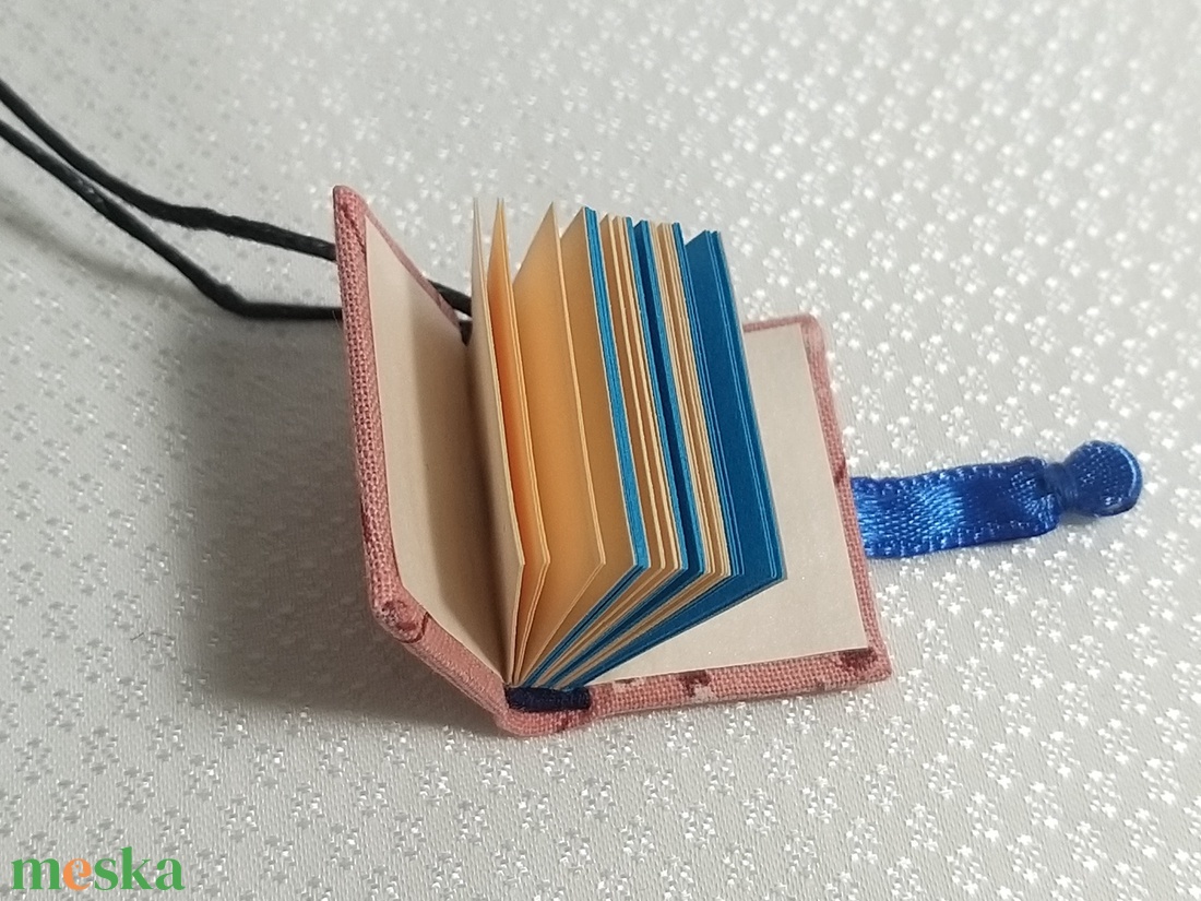 Rózsaszín mini könyvmedál - ékszer - nyaklánc - medál - Meska.hu Rózsaszín mini könyvmedál - ékszer - nyaklánc - medál - Meska.hu