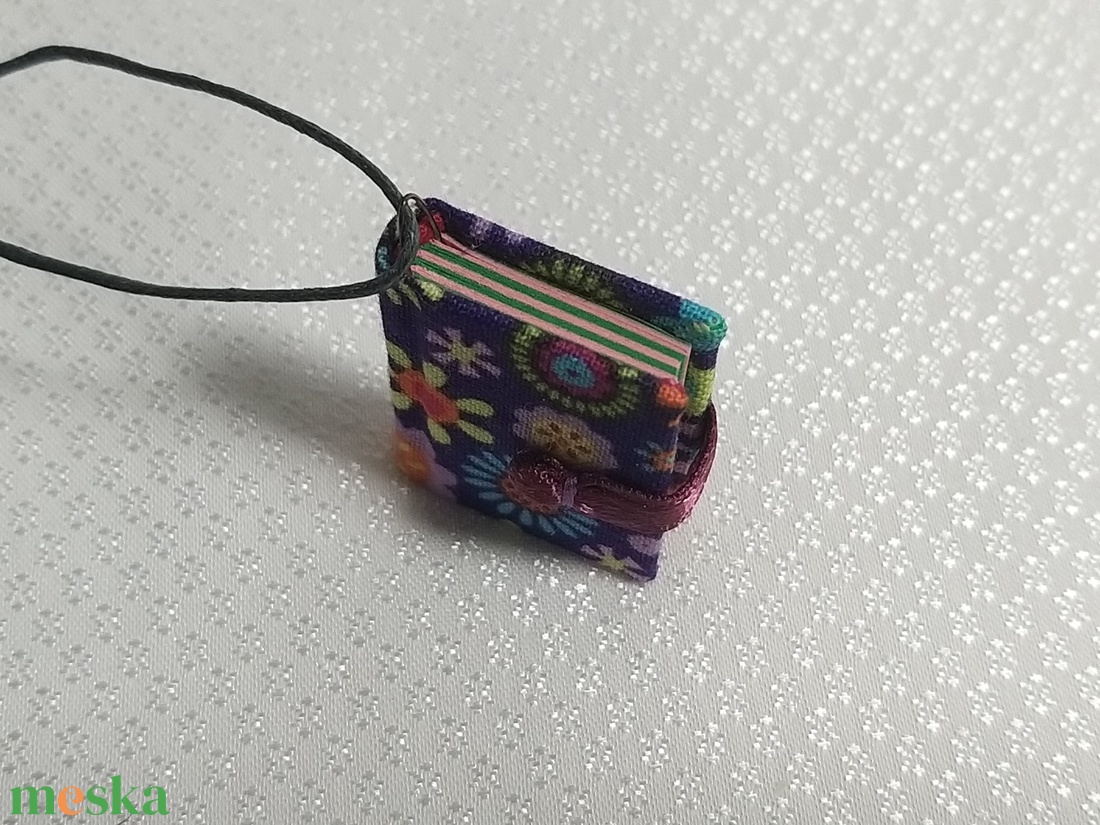 Tarka virágos mini könyvmedál - ékszer - nyaklánc - medál - Meska.hu Tarka virágos mini könyvmedál - ékszer - nyaklánc - medál - Meska.hu