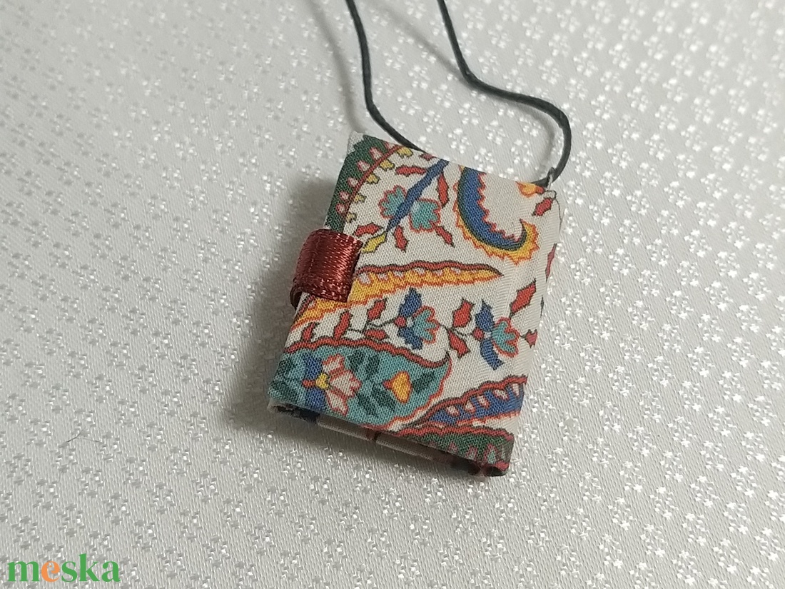 Apró mintás mini könyvmedál - ékszer - nyaklánc - medál - Meska.hu Apró mintás mini könyvmedál - ékszer - nyaklánc - medál - Meska.hu