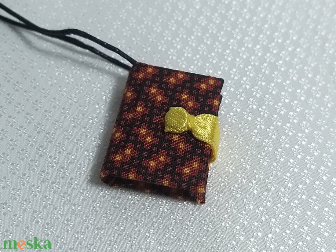 Vörös kockás mini könyvmedál - ékszer - nyaklánc - medál - Meska.hu Vörös kockás mini könyvmedál - ékszer - nyaklánc - medál - Meska.hu