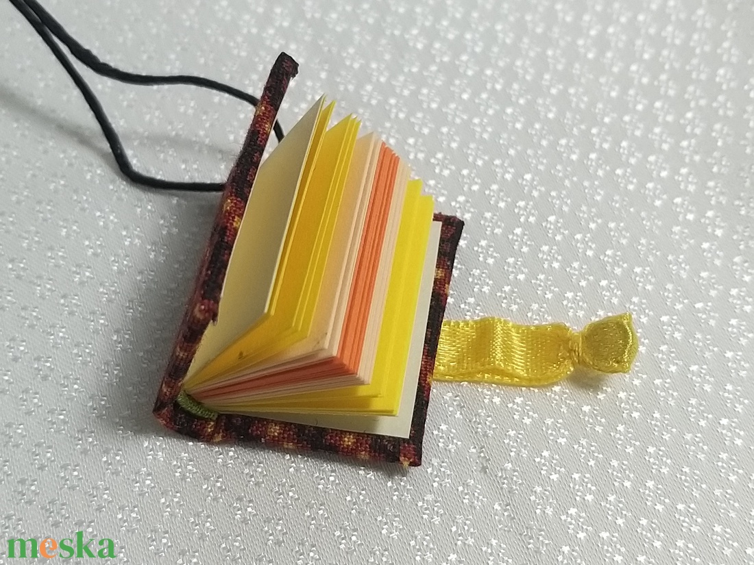 Vörös kockás mini könyvmedál - ékszer - nyaklánc - medál - Meska.hu Vörös kockás mini könyvmedál - ékszer - nyaklánc - medál - Meska.hu