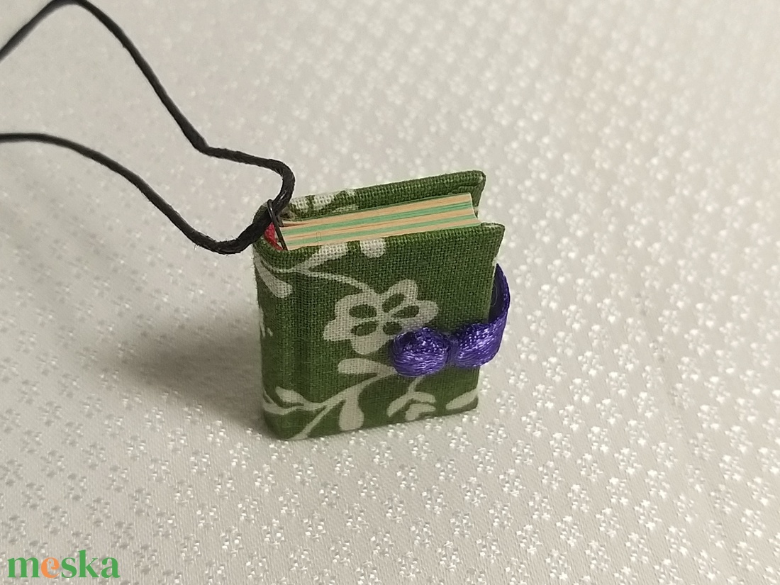 Zöld-fehér növénymintás mini könyvmedál - ékszer - nyaklánc - medál - Meska.hu Zöld-fehér növénymintás mini könyvmedál - ékszer - nyaklánc - medál - Meska.hu