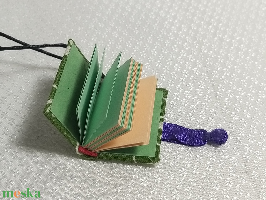 Zöld-fehér növénymintás mini könyvmedál - ékszer - nyaklánc - medál - Meska.hu Zöld-fehér növénymintás mini könyvmedál - ékszer - nyaklánc - medál - Meska.hu