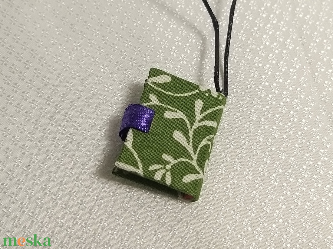 Zöld-fehér növénymintás mini könyvmedál - ékszer - nyaklánc - medál - Meska.hu Zöld-fehér növénymintás mini könyvmedál - ékszer - nyaklánc - medál - Meska.hu