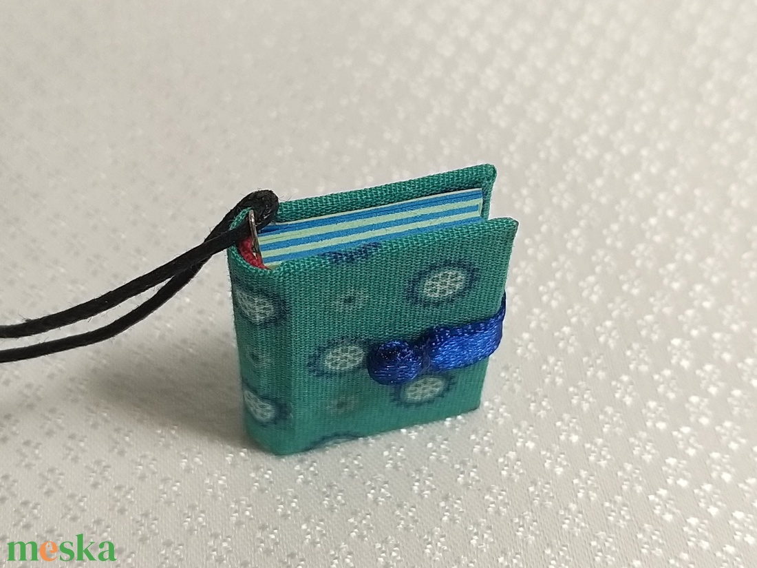 Türkizzöld pöttyös mini könyvmedál - ékszer - nyaklánc - medál - Meska.hu Türkizzöld pöttyös mini könyvmedál - ékszer - nyaklánc - medál - Meska.hu