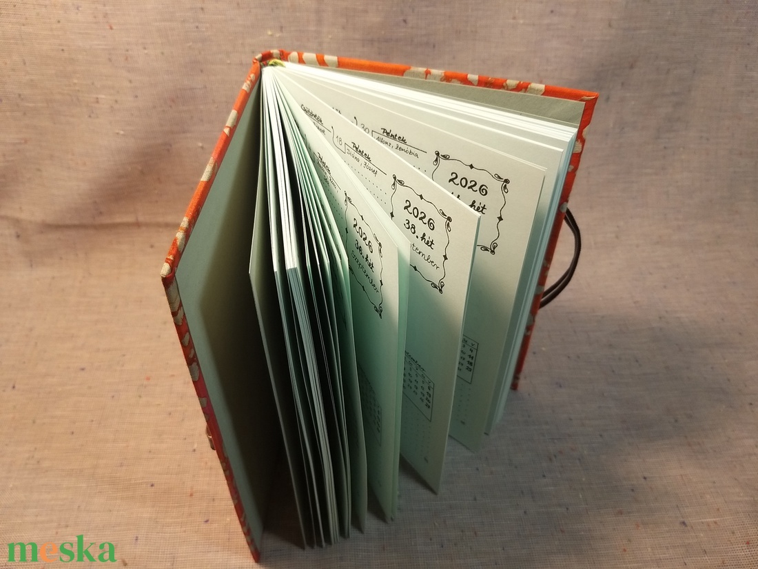 A/5 2026 Határidőnapló kampós, narancs batikolt - otthon & életmód - papír, írószer - naptár & tervező - Meska.hu