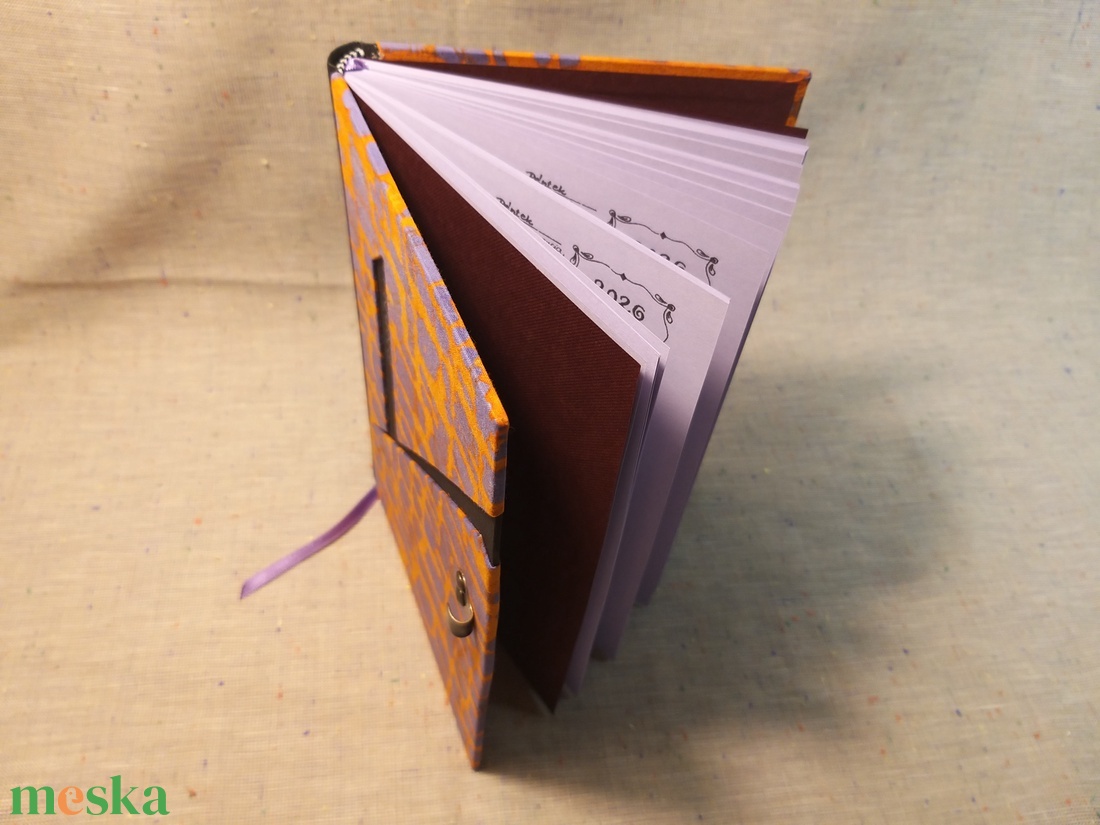 A/5 2026 Határidőnapló kampós, narancs-lila batikolt - otthon & életmód - papír, írószer - naptár & tervező - Meska.hu