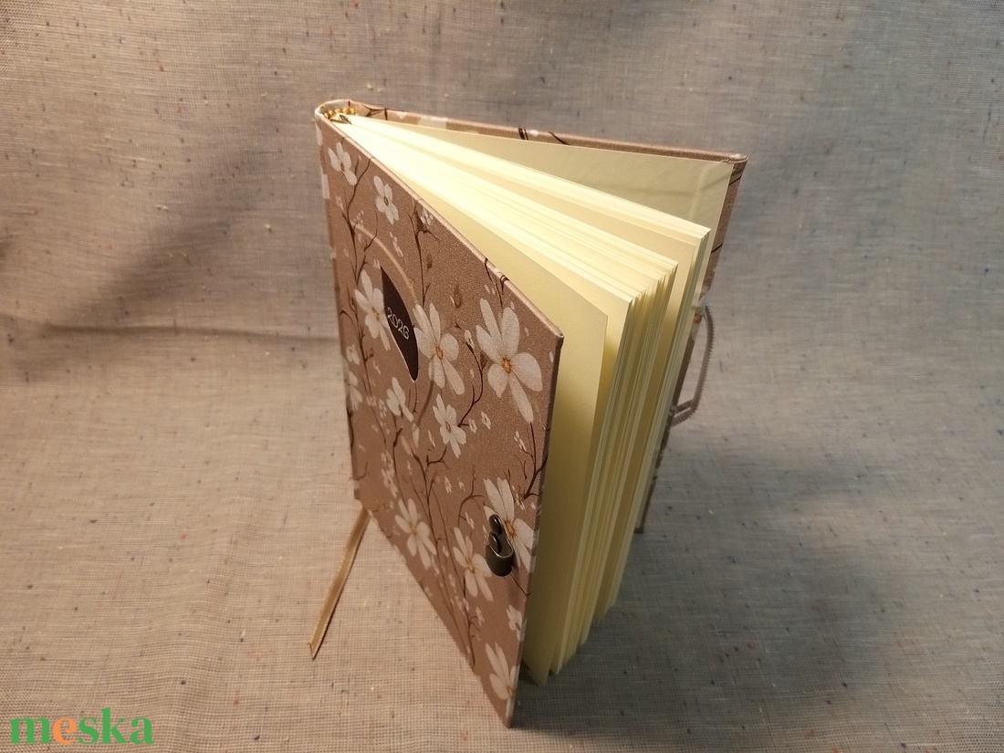 A/5 2026 Határidőnapló kampós, fehér virágos - otthon & életmód - papír, írószer - naptár & tervező - Meska.hu