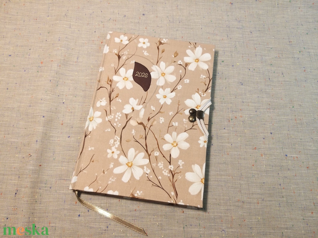 A/5 2026 Határidőnapló kampós, fehér virágos - otthon & életmód - papír, írószer - naptár & tervező - Meska.hu