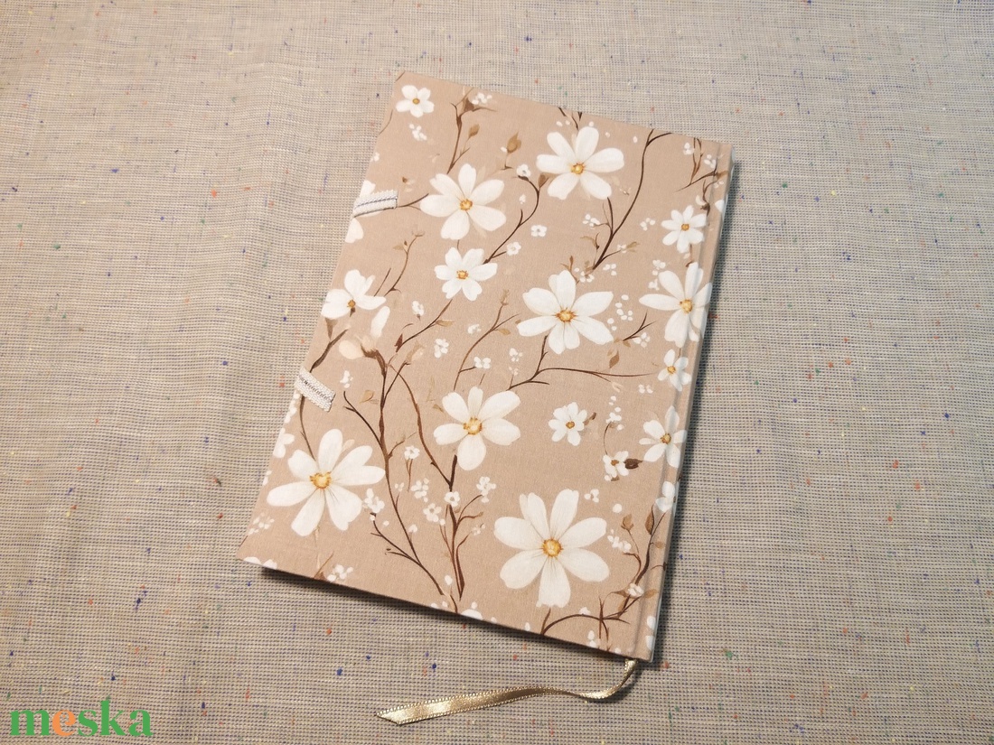 A/5 2026 Határidőnapló kampós, fehér virágos - otthon & életmód - papír, írószer - naptár & tervező - Meska.hu