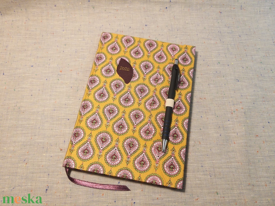 A/5 2026 Határidőnapló okker cseppmintás, tollas - otthon & életmód - papír, írószer - naptár & tervező - Meska.hu