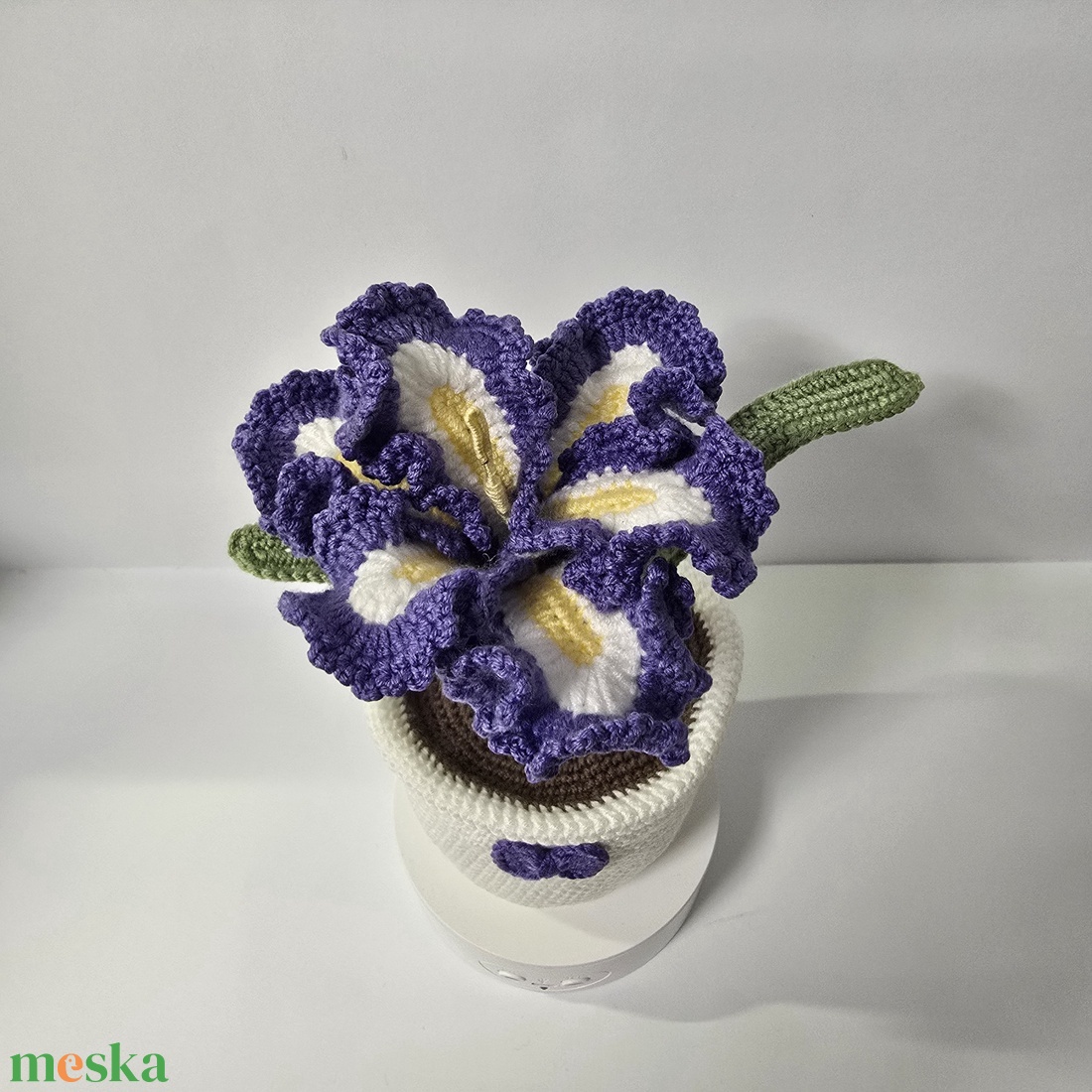 Horgolt kaspós Írisz virág - otthon & életmód - virágdekoráció - virágdíszek - asztali virágdísz - Meska.hu